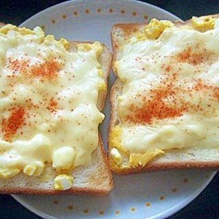とろ～り♪チーズのせ卵サラダトースト★